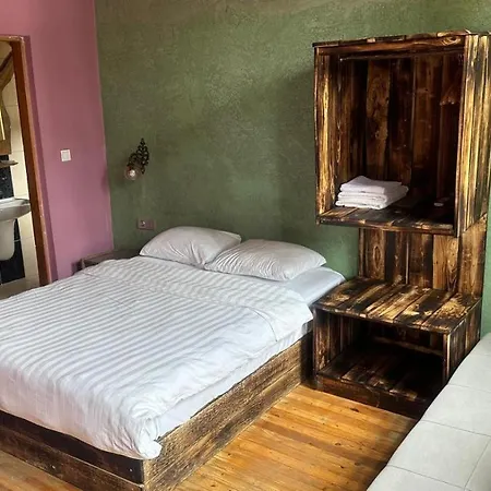 فندق Wood House 3*