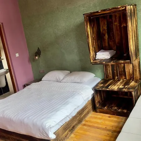 فندق Wood House 3*