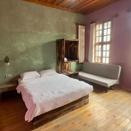 Ξενοδοχείο Wood House 3*