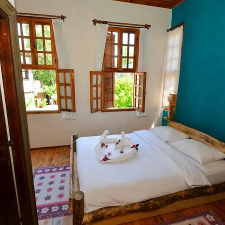 Wood House Ξενοδοχείο 3*